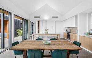 Sunset Ridge Retreat, stunning large home & pool