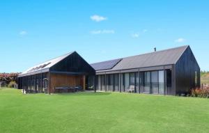 Sunset Ridge Retreat, stunning large home & pool