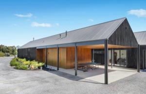 Sunset Ridge Retreat, stunning large home & pool