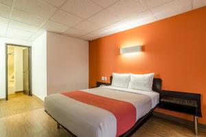 Queen Room - Disability Access - Non-Smoking room in Motel 6-York NE