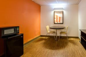 King Room - Non-Smoking room in Motel 6-York NE