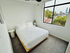 Bright 2-Bed Apt with Spectacular Bridge Views