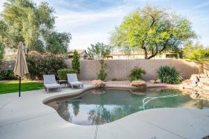 Relaxing 4BR House with Pool Near Golf Club & Lake