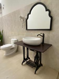 La Luz Villa Banjarbaru, a Tiny Villa with a Pool