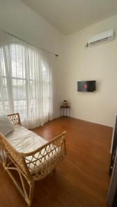 La Luz Villa Banjarbaru, a Tiny Villa with a Pool