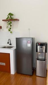 La Luz Villa Banjarbaru, a Tiny Villa with a Pool