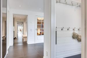 Beautiful Modern Home Near the Beach