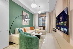 Stylish 2BR Canal Views, High Floor