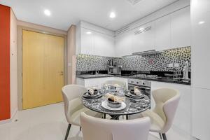 Stylish 2BR Canal Views, High Floor