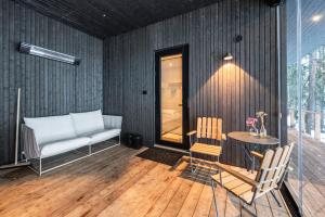 A unique lakeside cottage