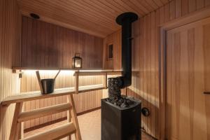 A unique lakeside cottage