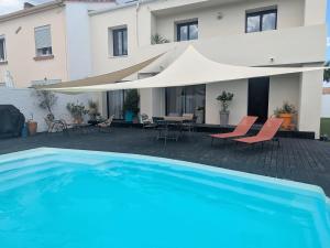 Maison avec piscine, House with a pool