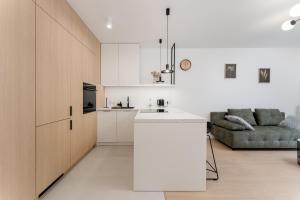 Czerwone Maki Deluxe Apartment by BookingHost