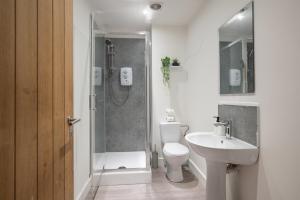 Central Town Location, 1BR Apartment With Sofa Bed & Modern Amenities, Walk to Train Station, Shops & Cafes, Ideal for Business or Leisure