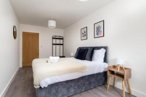 Central Town Location, 1BR Apartment With Sofa Bed & Modern Amenities, Walk to Train Station, Shops & Cafes, Ideal for Business or Leisure