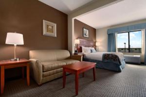 King Room room in Wingate by Wyndham Lancaster / PA Dutch Country