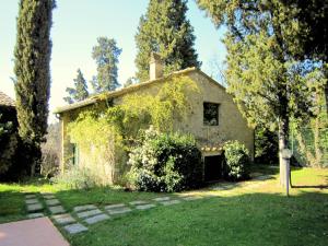 Cosy holiday home in Tuscany with shared swimming pool