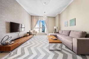 Free housekeeping visits during your stay - StayShort - 2BR in Dubai Marina that Sleeps 6 with Water Views