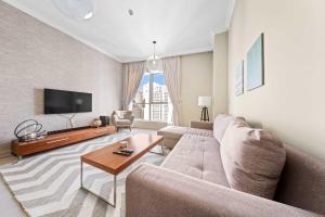 Free housekeeping visits during your stay - StayShort - 2BR in Dubai Marina that Sleeps 6 with Water Views