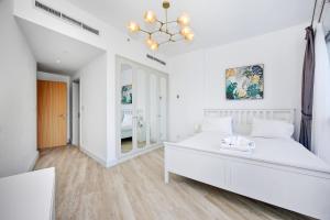 ThriveHomes Sun-Lit 1BR with a Scenic Lake View