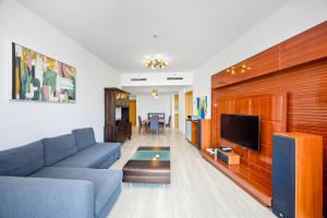 ThriveHomes Sun-Lit 1BR with a Scenic Lake View