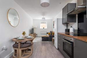 Central Town Location, 1BR Apartment With Sofa Bed & Modern Amenities, Walk to Train Station, Shops & Cafes, Ideal for Business or Leisure