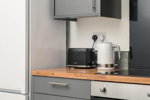 Central Town Location, 1BR Apartment With Sofa Bed & Modern Amenities, Walk to Train Station, Shops & Cafes, Ideal for Business or Leisure