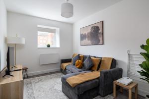 Central Town Location, 1BR Apartment With Sofa Bed & Modern Amenities, Walk to Train Station, Shops & Cafes, Ideal for Business or Leisure