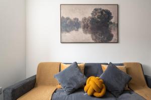 Central Town Location, 1BR Apartment With Sofa Bed & Modern Amenities, Walk to Train Station, Shops & Cafes, Ideal for Business or Leisure