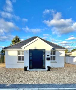 Newly Refurbished Bungalow- Large Garden- Parking