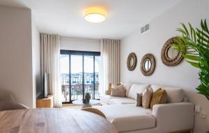 Harbour Heaven, 2 Bed, 2 Bath Apartment Steps from Duquesa Marina and Beach