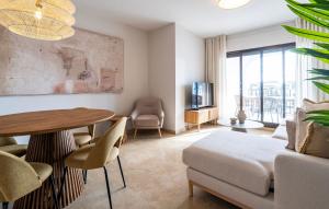 Harbour Heaven, 2 Bed, 2 Bath Apartment Steps from Duquesa Marina and Beach