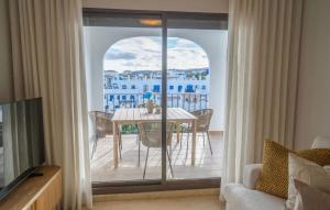Harbour Heaven, 2 Bed, 2 Bath Apartment Steps from Duquesa Marina and Beach