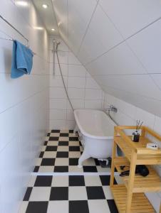 Egen ovanvåning i charmig villa nära havet