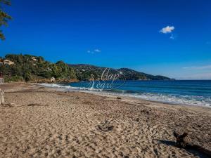 Appartement T2, 4 personnes terrasse vue mer résidence avec piscine à Pramousquier - LE LAVANDOU
