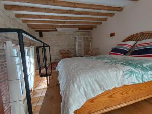 Bright studio with equipped kitchen and mezzanine