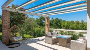 Rustic Villa Peran with outdoor pool in Tinjan