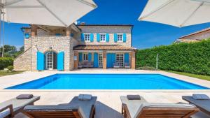 Rustic Villa Peran with outdoor pool in Tinjan