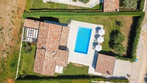 Rustic Villa Peran with outdoor pool in Tinjan