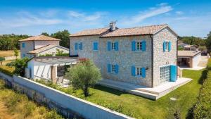 Rustic Villa Peran with outdoor pool in Tinjan