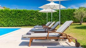 Rustic Villa Peran with outdoor pool in Tinjan