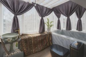 Central stay with skyview 139 Hang Bac