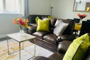 Corby- Split Level Apartment with 3 Bedrooms