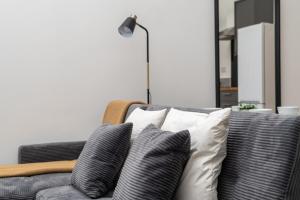 Central Cosy Mezzanine Flat With Sofa Bed & Modern Amenities, Walk to Train Station, Shops & Cafes, Ideal for Business or Leisure