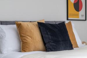 Central Cosy Mezzanine Flat With Sofa Bed & Modern Amenities, Walk to Train Station, Shops & Cafes, Ideal for Business or Leisure