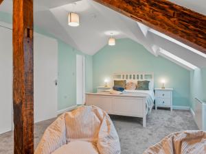 Large House in Central Ulverston Sleeps 10 - Pass the Keys