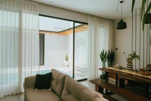 Quiet 2bd villa, w Pool, 8 min to Surfing Beach!