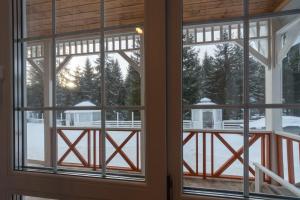 Freeman-1a - двокімнатний апартамент на увесь перший поверх котеджу - це виокремлена незалежна ЧАСТИНА БУДИНКУ з окремим входом з великою тер