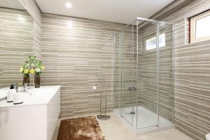 T2-Sea View by Nazpina