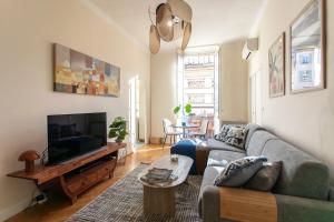 Bright 2-room apartment in the heart of the town, Air conditioning and Balcony